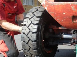 Důležitou součástí naší nabídky ČEMATu je také montáž či lisování všech nabízených pneumatik.